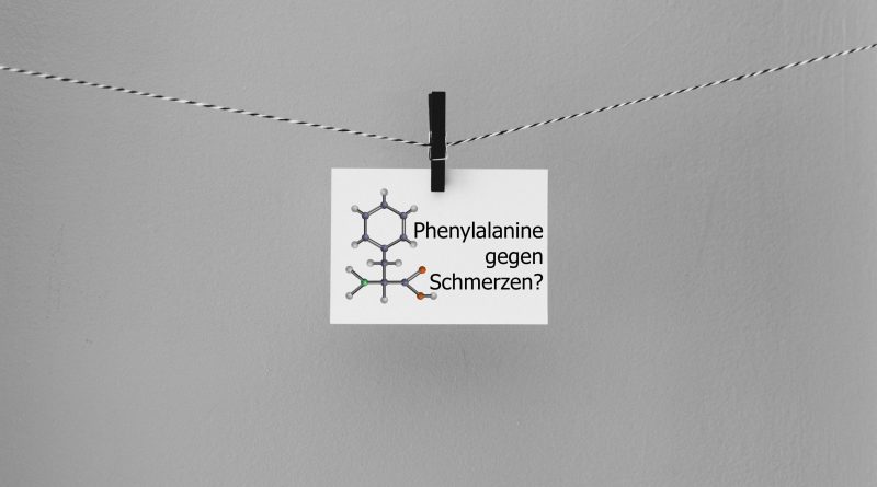 Zettel mit chemischer Formel für Phenylalanin