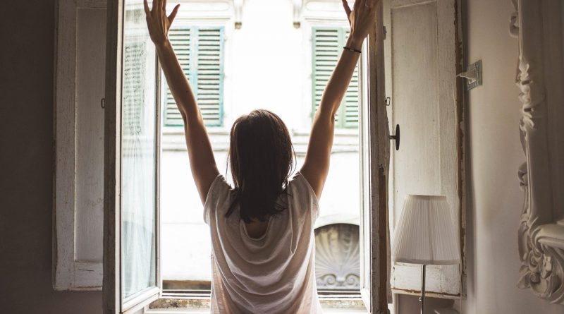 Frau sichtlich erleichtert über angewendete Migräne-Attacke